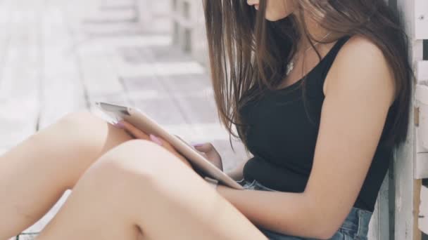 La chica en gafas de sol usando tableta al aire libre. Despacio. — Vídeos de Stock