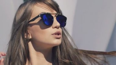 Kadının vücudunun mayo lounge yakın çekim. Yavaş yavaş