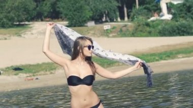Güzel kız nehirde pareo ile poz. Yavaş yavaş