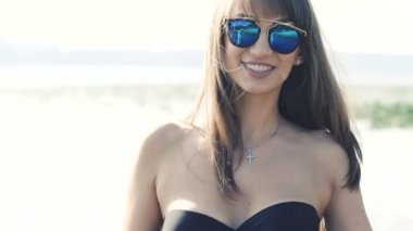 Gülümseyen ve Nehri yakınında kamera poz güzel kız. Yavaş yavaş