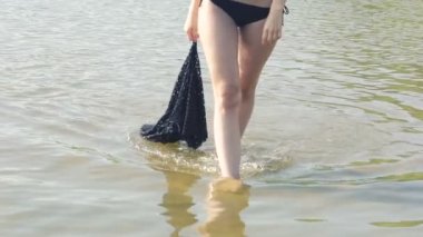 Nehrin üzerinde gidiş ve bez su koyarak mayo şık kız. Yavaş yavaş