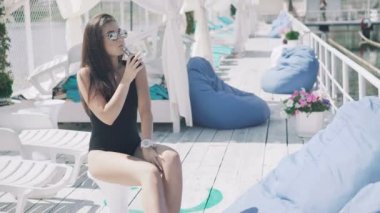 Siyah mayo duman e-sigara, 4 k salonda oturan tutkulu kız