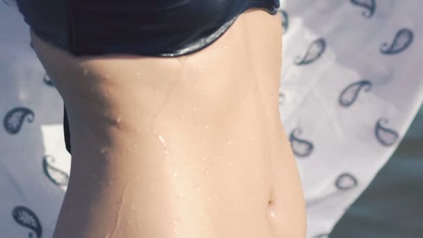 Close up do corpo da mulher em ondas de água com pareo. Devagar. — Vídeo de Stock