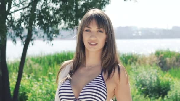 바다 근처 여름 녹색 자연에 주위를 선회 하는 행복 한 여자. 천천히 — 비디오