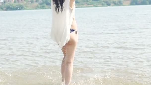 Donna che si diverte con gocce d'acqua nel fiume. Lentamente. — Video Stock