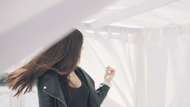 Leidenschaftliches Mädchen posiert und schaut auf Kamera auf weißem Pavillon Hintergrund 4k — Stockvideo