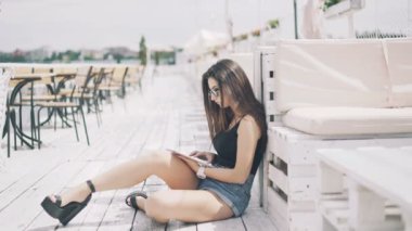Beach salon oturma ve tablet 4 k'dan fazla kullanma akıllı kız