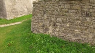 Güzel bir genç çift kalede hava görünümünü. 4k