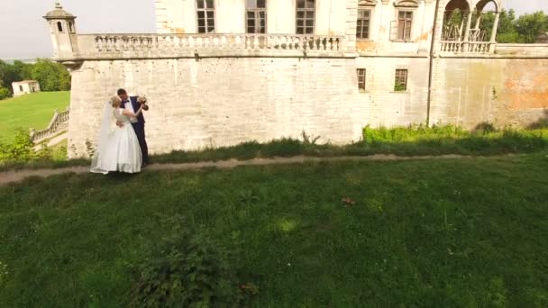 Vista aérea de una hermosa pareja joven en el castillo. 4k — Vídeo de stock