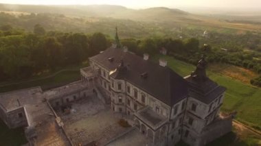 Havadan görünümü eski antika 4k ormanda arasında tarihi kale