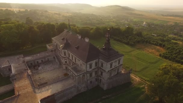 Vista aérea del antiguo castillo antiguo en 4k — Vídeos de Stock