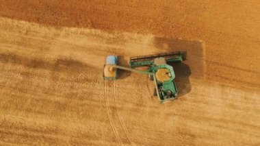 Modern birleştirmek hasat toplu tahıl kamyon 4 k havadan görünümü
