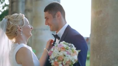 Güzel genç çift gelin ve damat kucaklayan ve öpüşme. Yavaş yavaş