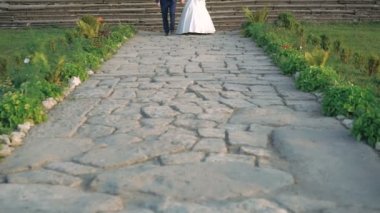 Evlilik çift kale yürüyüş. Yavaş yavaş