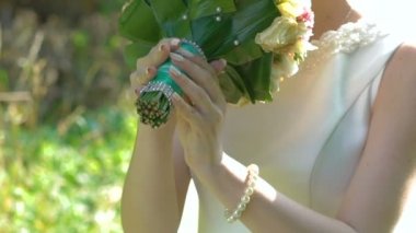 Gelin kokulu düğün buketi. Ağır çekim