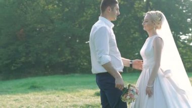 Genç ayakta birlikte parkta çift. Yavaş yavaş