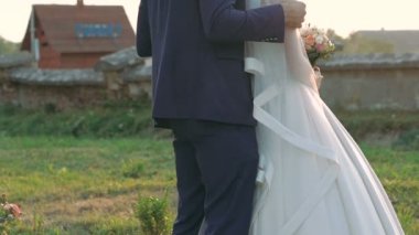 Gelin ve damat kucaklayan niteliğine içinde. Yavaş yavaş