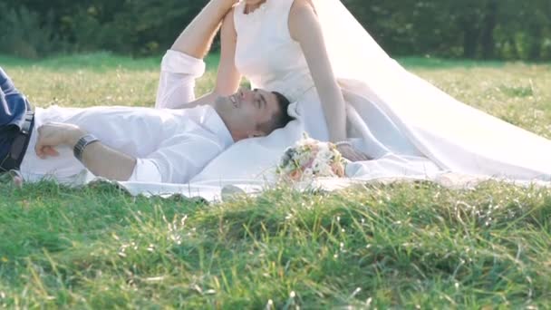 Hochzeitspaar ruht im Gras. 4k — Stockvideo