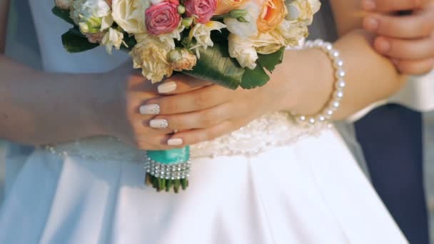 Beautiful bridal bouquet in hands of young bride. Slowly — Stock Video