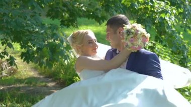 Güzel gelini çember damat, onlar gülmek ve sevinirler. Yavaş yavaş