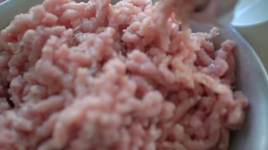 Arka plan sığır eti metal kapta kapatın. 4k