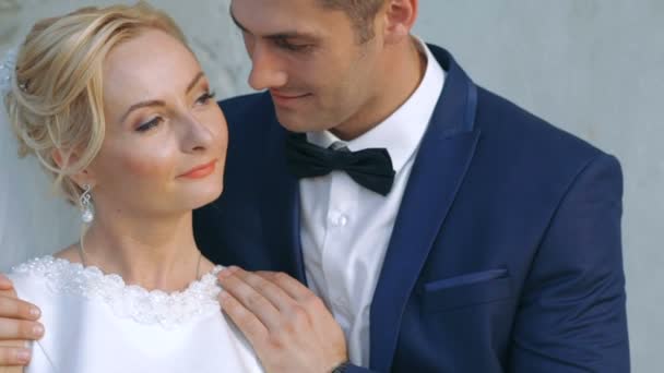 Pareja de boda de pie en abrazos y sonriendo al aire libre. Despacio. — Vídeos de Stock