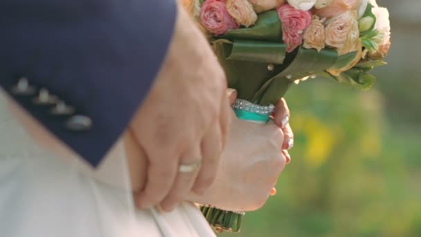 Gli sposi abbracciare e tenere bouquet da sposa. Lentamente. — Video Stock