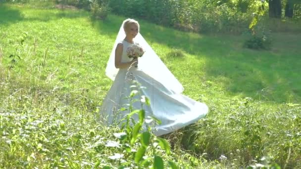 Jolie mariée en robe blanche filant dans le champ avec grom. Doucement. 
