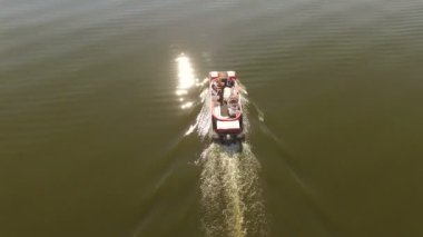 Havadan görünümü üzerinde havuz taşıma kesici. 4k