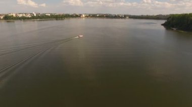 4 k Nehri üzerinde hareket kesici havadan görünümü