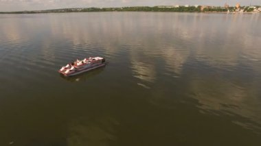 4 k Nehri üzerinde kesici havadan görünümü