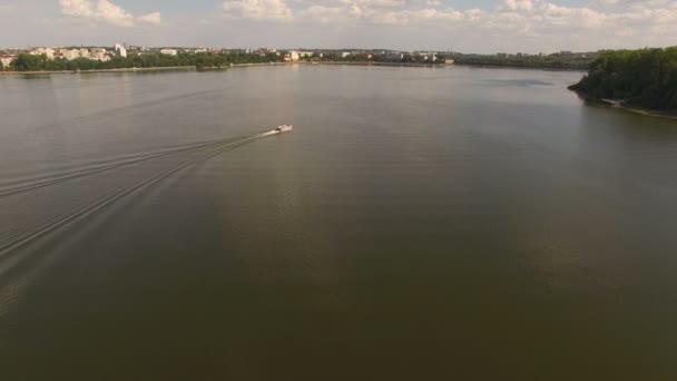 Vue aérienne du couteau se déplaçant sur la rivière en 4K 