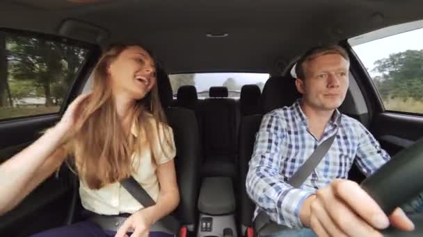 Glamour menino e menina em estilo de negócios dançando no carro em 4K — Vídeo de Stock