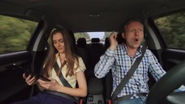 Araba ve tablet kullanan kız dans komik çocuk. 4k