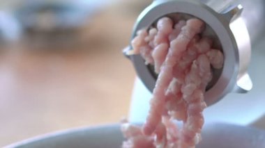 Eylem doğrayıcılardan makinenin taze kıyılmış et ile