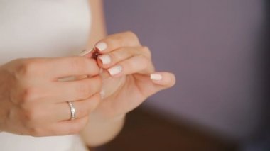 Kapatmak yukarıya-in şık gelinler eller güzel küpe takıyor