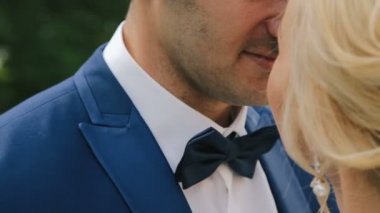 Düğün çift kucaklayan kadar kapatın