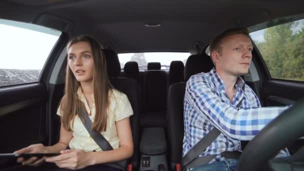 Jeune couple dans la voiture regardant sérieusement, de retour en 4K — Video