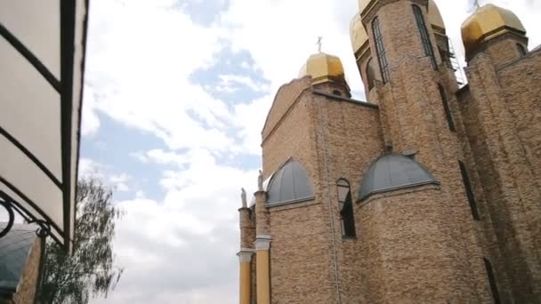 Зовнішній вигляд великої цегляної церкви — стокове відео