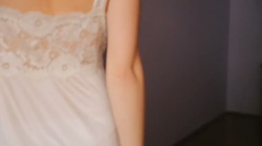 Mutlu gelin gelinlik yatak odasında üzerinde çalışır