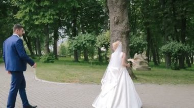 Damat onu mutlu gelin parkta takip gider