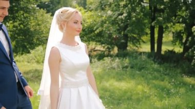 Damat kucaklayan hanımları bel