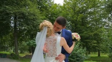 Mutlu çiftimiz parkta sokakta öpüşme aşk evlilik