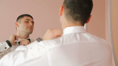 Kravat bağlama Beyaz tişörtlü adam