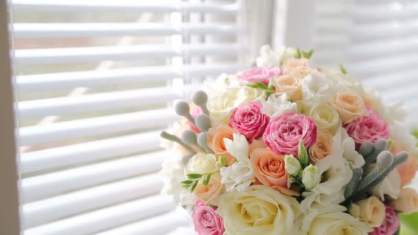 Un lussuoso bouquet da sposa sul davanzale della finestra — Video Stock