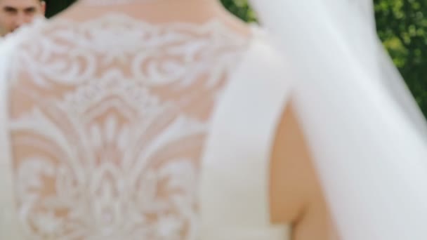 Brudgummen ger bruden bukett av bröllop blommor nära det gamla slottet — Stockvideo