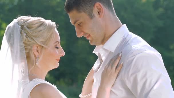 Boda feliz pareja en el parque. Despacio. — Vídeo de stock