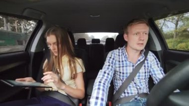 Genç çift bir araçta 4 k tablet bilgisayar kullanarak