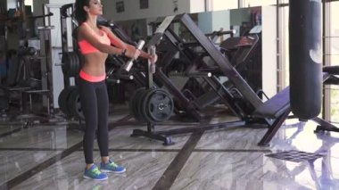 seksi esmer dumbbells ile