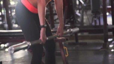 Halter salonunda kullanan kız
